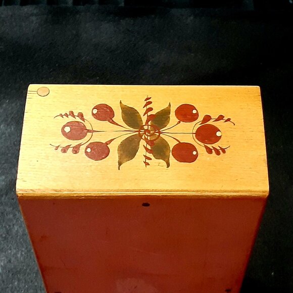 Vintage!! Hand Painted Wooden Trinket Box with Lid - Lid on with Wood Dowels. - Picture 5 of 11